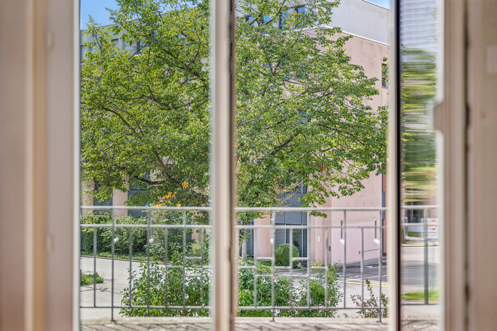 balkon mit day time, balkon, und inside property