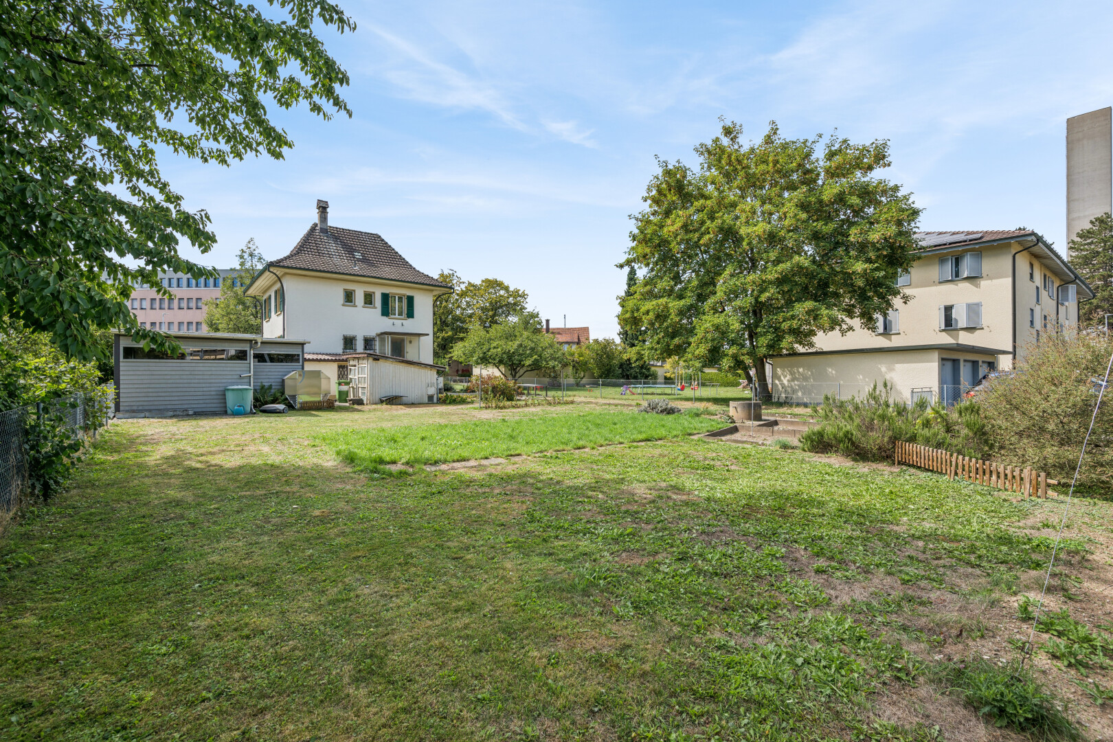 garten mit zaun, öltank, und day time