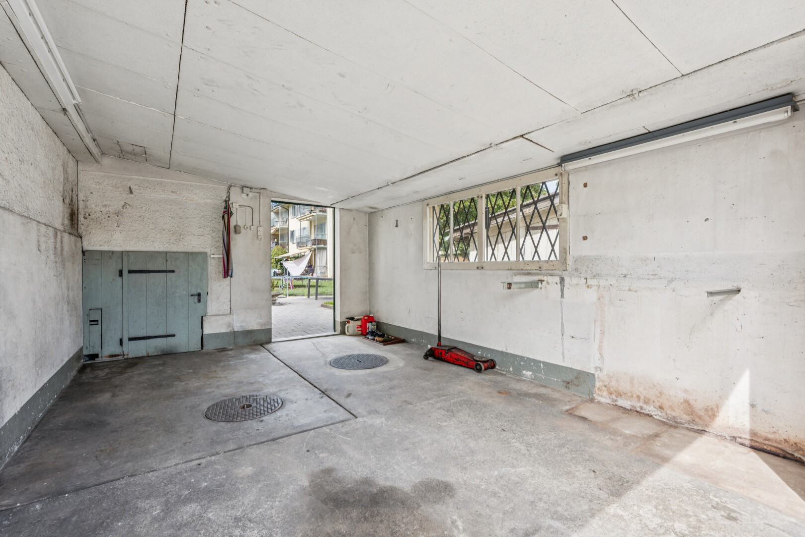 leerer raum mit concrete floor, betonboden, unfinished concrete floor, concrete wall, und betonmauer