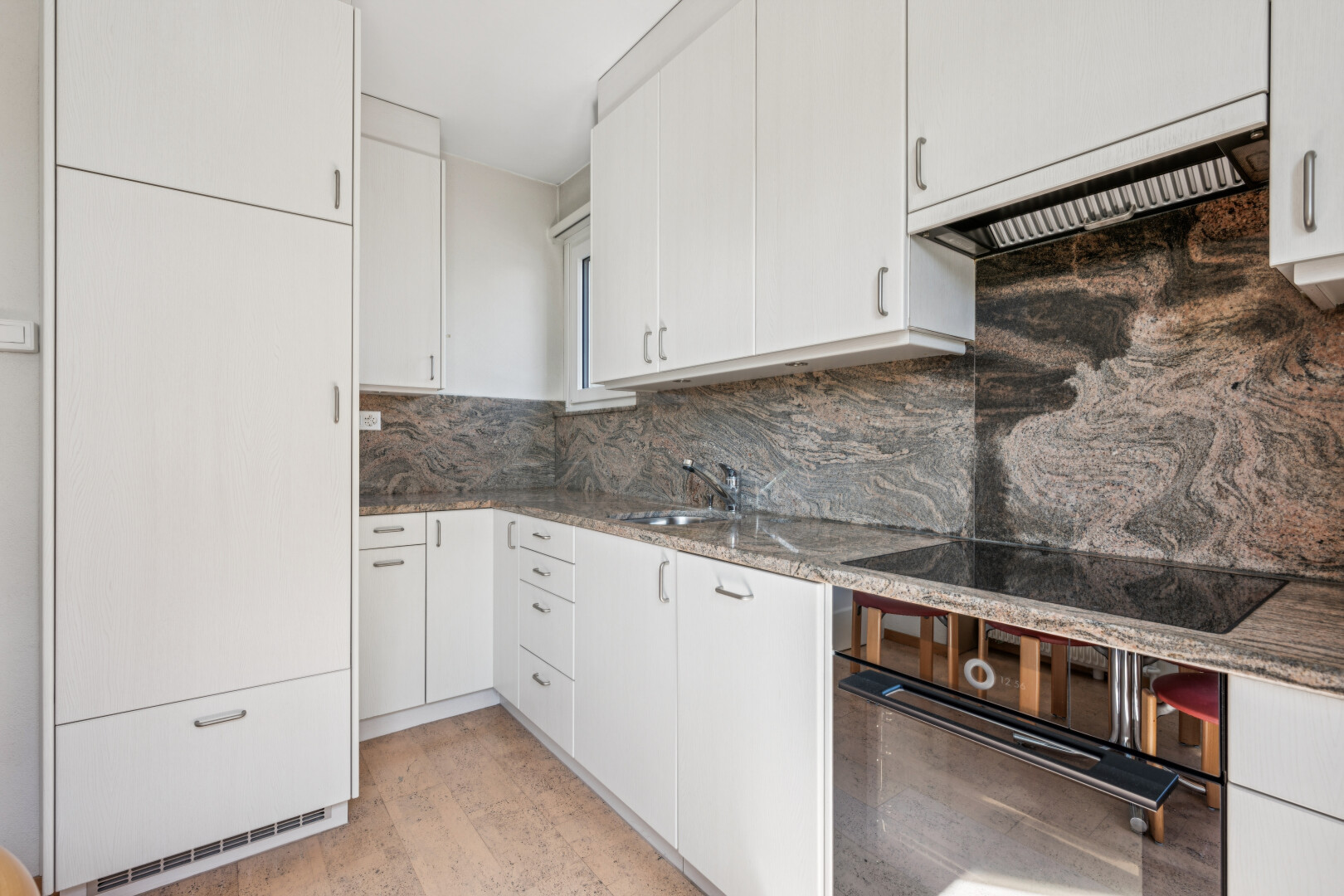 küche mit ofen, dunstabzugshaube, light floor, stein arbeitsplatten, und stone countertops