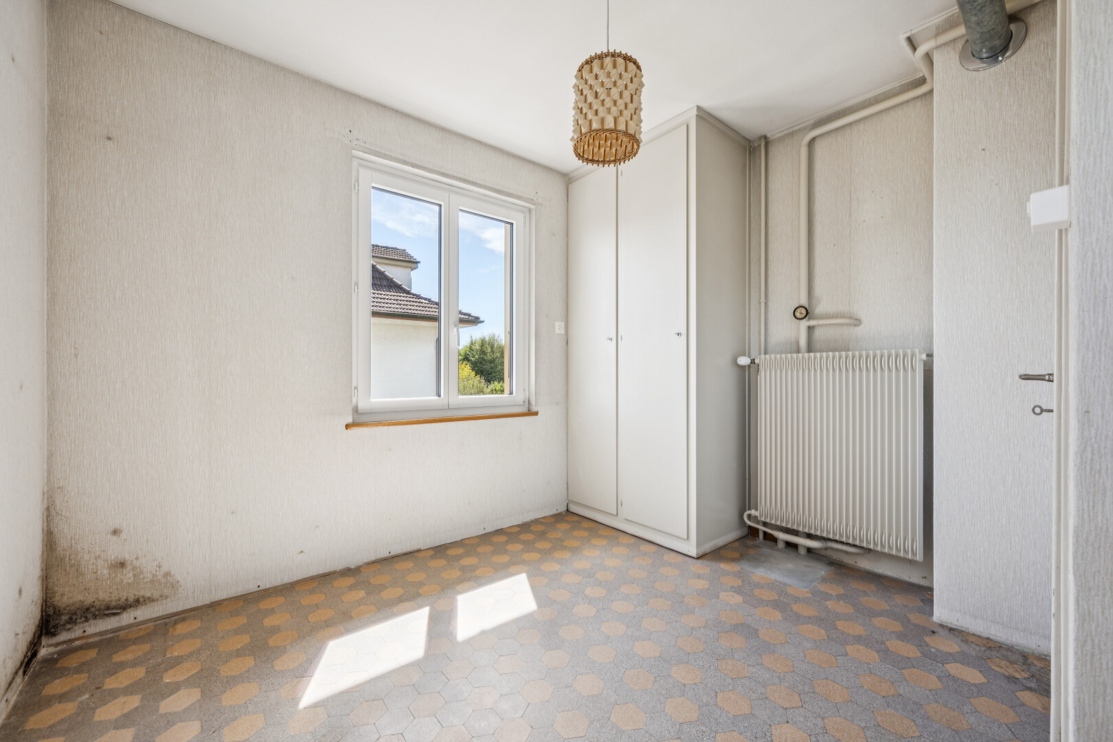 leerer raum mit kühler, day time, vinyl floor, vinylboden, und kleiderschrank