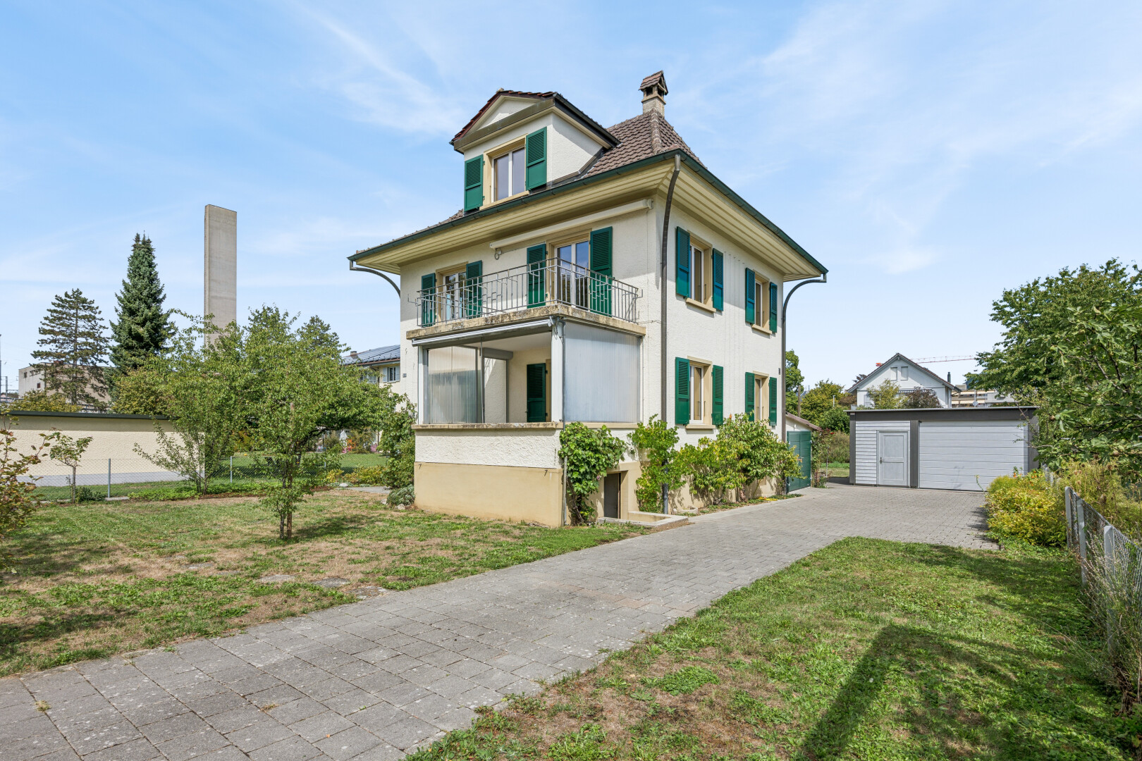 außenansicht mit property visible, dachgaube, zaun, freistehende garage, und außenansicht