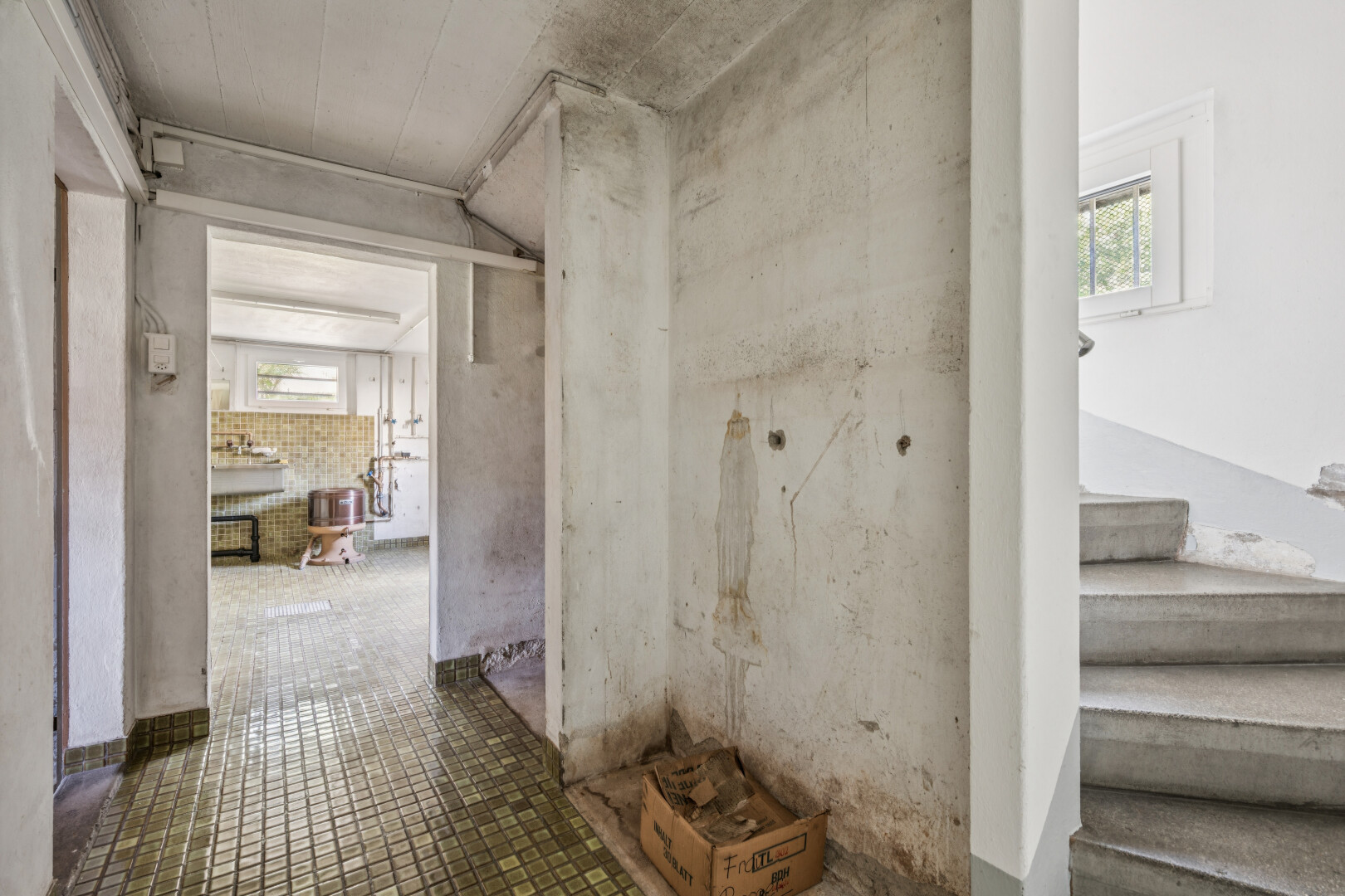 halle / korridor mit inside property, betonmauer, concrete wall, und treppen