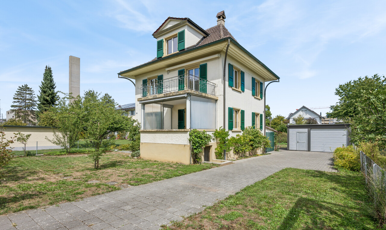 außenansicht mit property visible, dachgaube, zaun, freistehende garage, und außenansicht