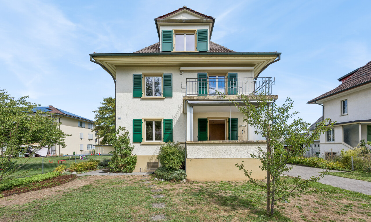 außenansicht mit property visible, stuckverkleidung, balkon, day time, und dachgaube