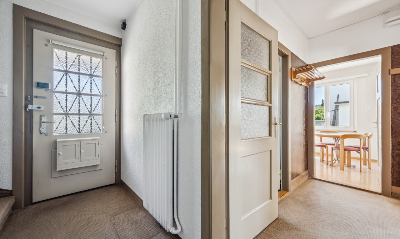 halle / korridor mit außenzugang, teppich, carpet, und inside property