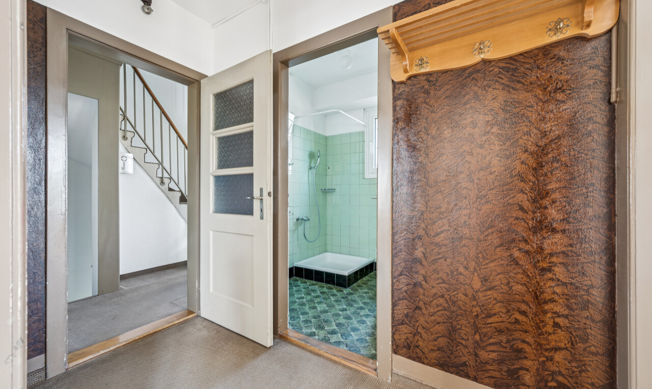 halle / korridor mit treppen, inside property, carpet, teppich, und drywall