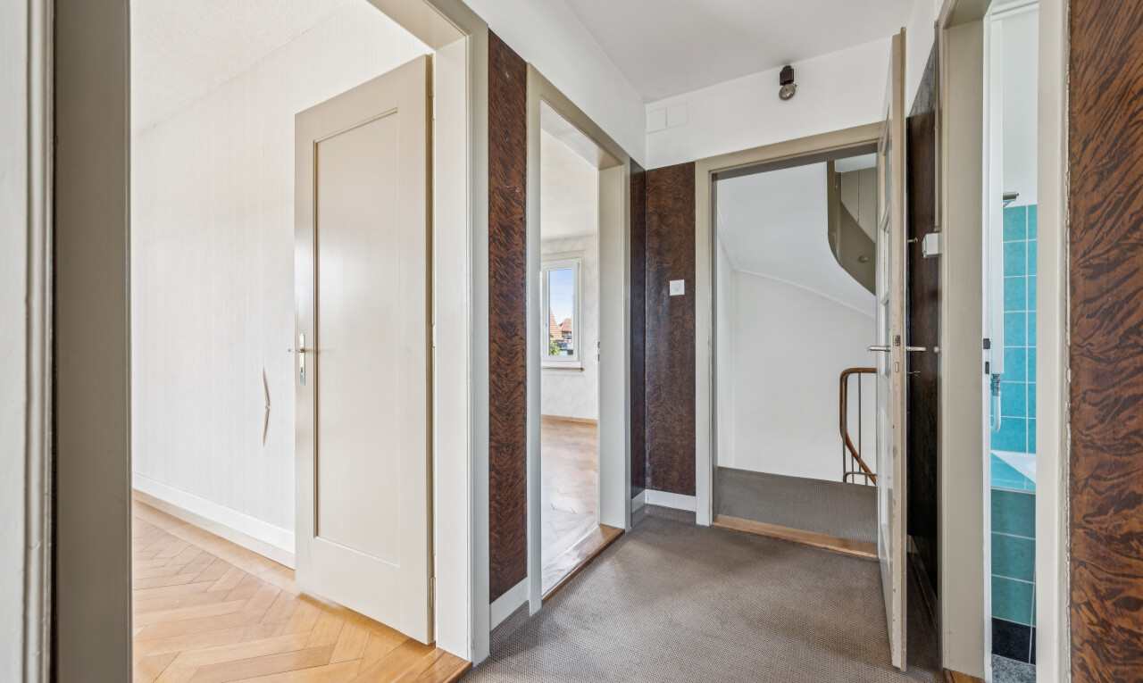 halle / korridor mit inside property, gipskartonwand, drywall, und light floor