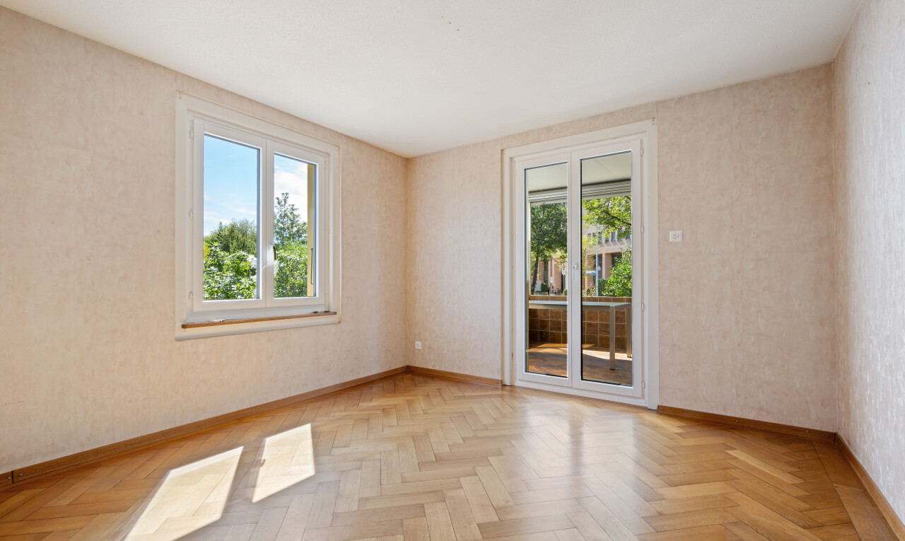 leerer raum mit sockelleisten, baseboards wall, holzfußboden, wood finish floor, und light floor