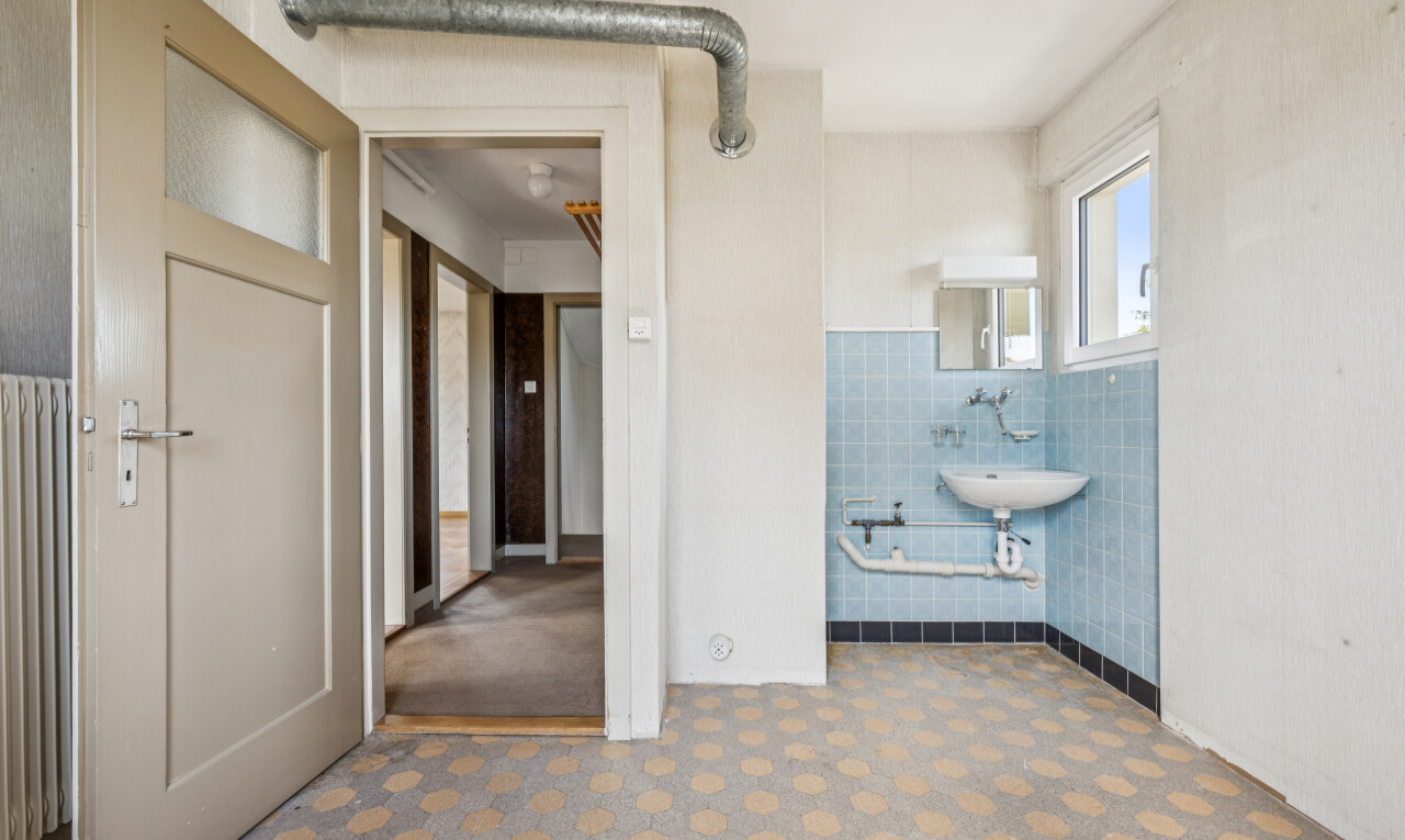 bad mit spiegel, tile wall, inside property, fliesenwand, und vinyl floor