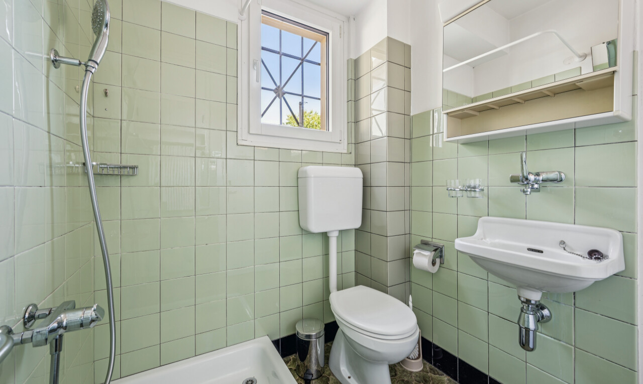 bad mit spiegel, toilette, komplettes badezimmer, dusche, und tile wall