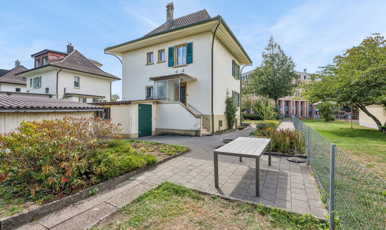 außenansicht mit zaun, property visible, schornstein, und day time