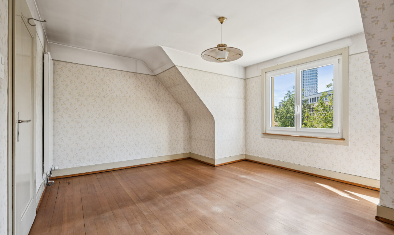 leerer raum mit tapetenwand, wallpaper wall, problematic wallpaper, day time, und holzfußboden