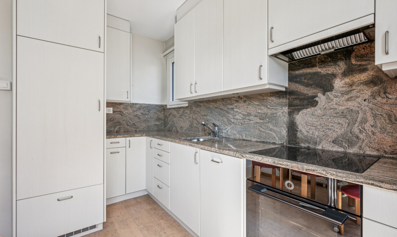 küche mit ofen, dunstabzugshaube, light floor, stein arbeitsplatten, und stone countertops