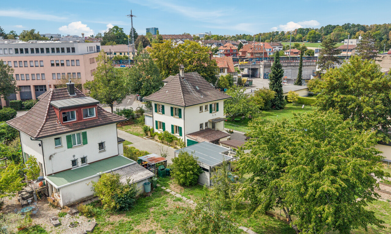 außenansicht mit dachgaube, day time, und drone view