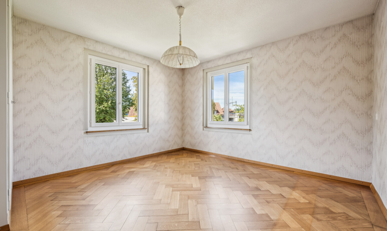 leerer raum mit wallpaper wall, tapetenwand, baseboards wall, sockelleisten, und pendelleuchte