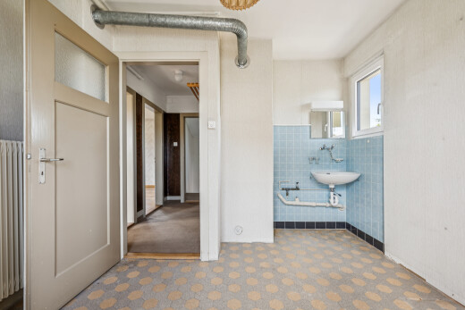 bad mit spiegel, tile wall, inside property, fliesenwand, und vinyl floor