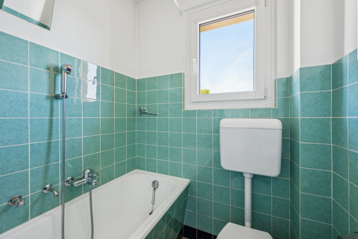 bad mit komplettes badezimmer, fliesenwand, tile wall, gipskartonwand, und drywall