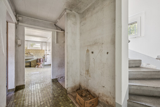 halle / korridor mit inside property, betonmauer, concrete wall, und treppen