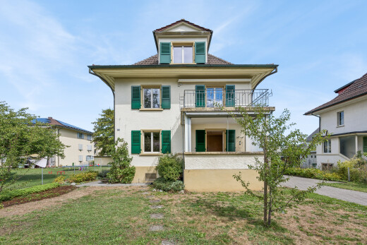 außenansicht mit property visible, stuckverkleidung, balkon, day time, und dachgaube