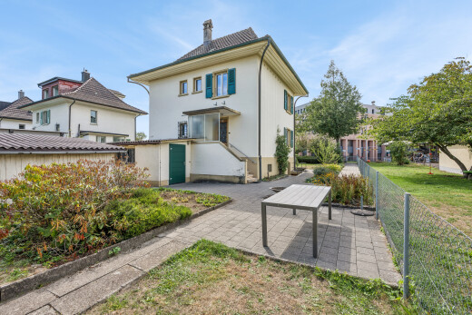 außenansicht mit zaun, property visible, schornstein, und day time