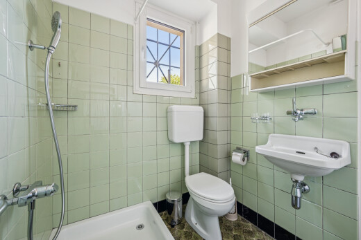 bad mit spiegel, toilette, komplettes badezimmer, dusche, und tile wall