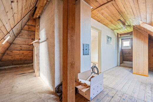 halle / korridor mit wood ceiling, holzdecke, hardwood floor, wood wall, und holzwand