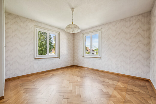 leerer raum mit wallpaper wall, tapetenwand, baseboards wall, sockelleisten, und pendelleuchte