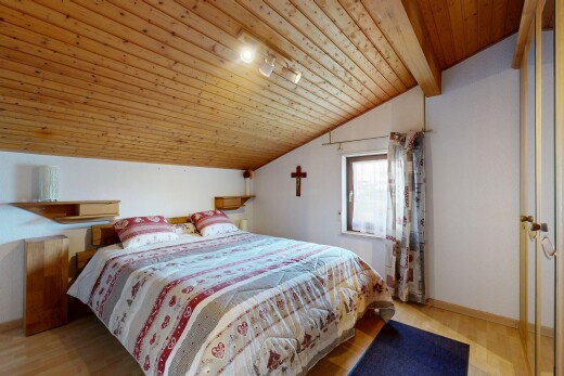 zimmer / schlafzimmer mit holzfußboden, holzdecke, gipskartonwand, und natürliches licht