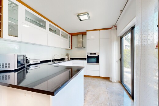 küche mit ofen, dunstabzugshaube, arbeitsplatten, mikrowelle, und waschbecken