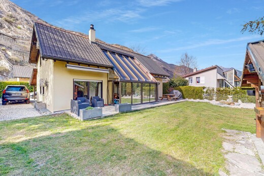 außenansicht mit wohnraum im freien, rasen, terrasse, schornstein, und parkplatz