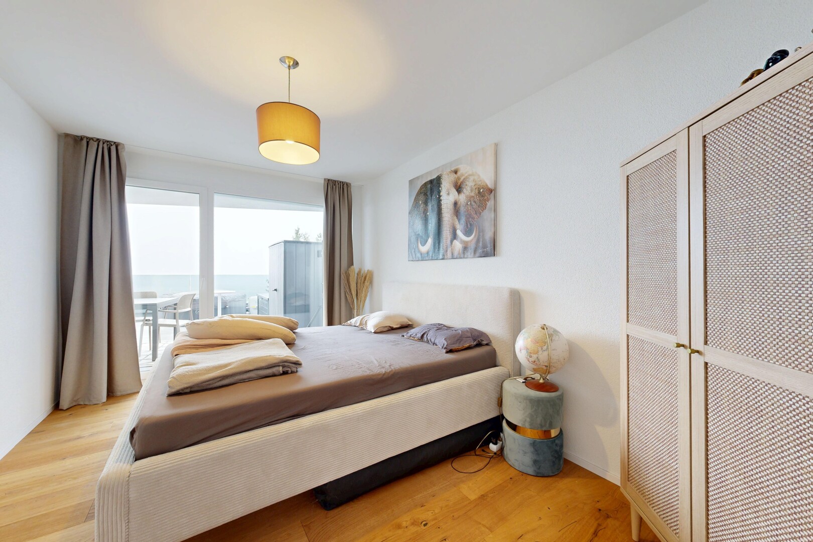 chambre avec sol en finition bois, wood finish floor, lumière naturelle, natural light, et cloison sèche