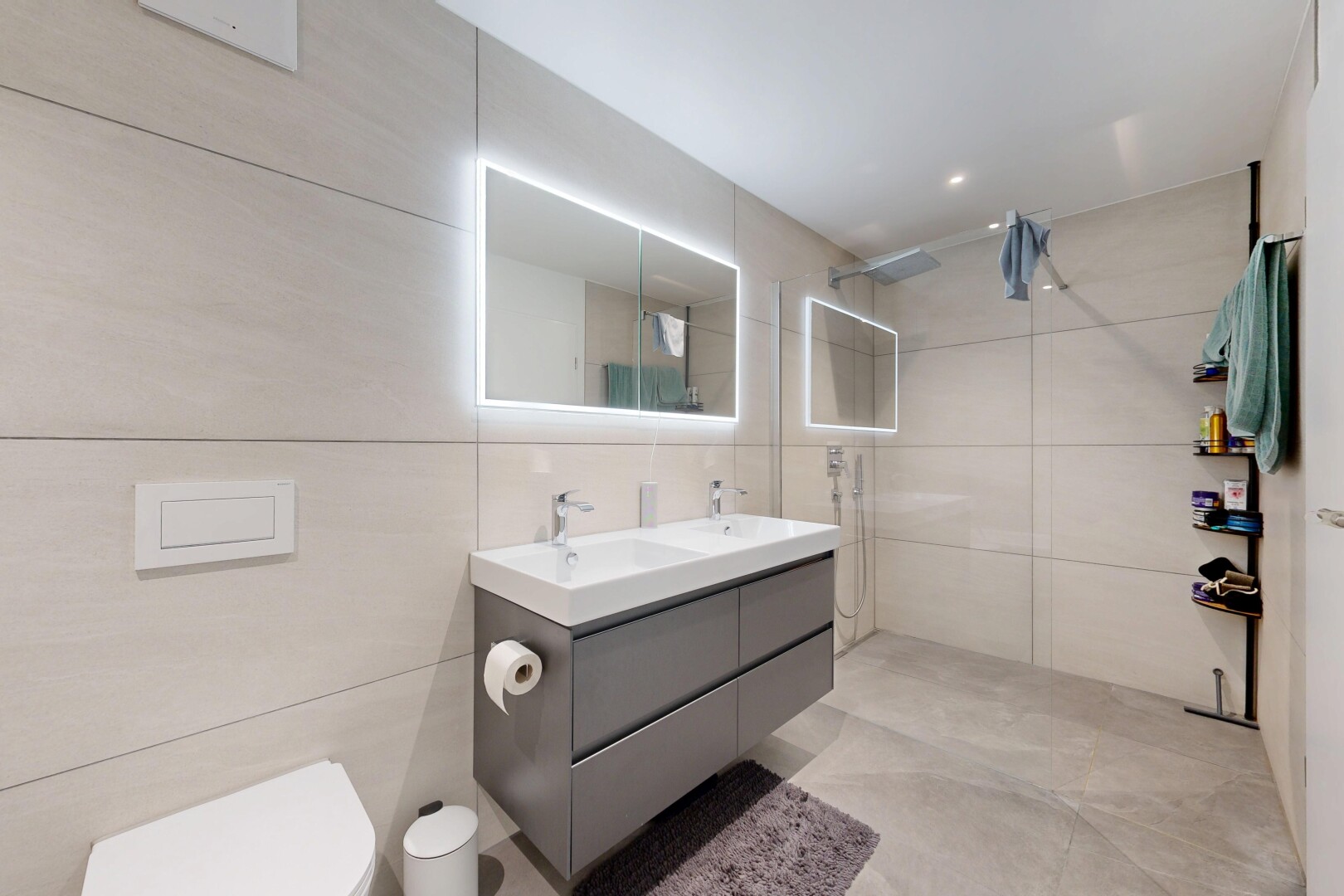 salle de bains avec double vasque, salle de bain complète, douche, mur en carrelage, et tile wall