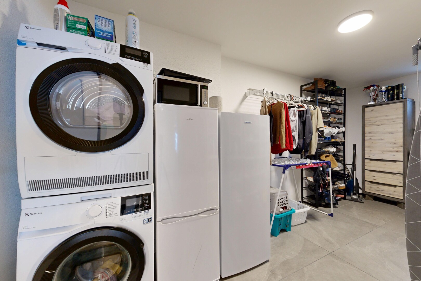 buanderie avec inside property, lave-linge et sèche-linge superposés, et buanderie
