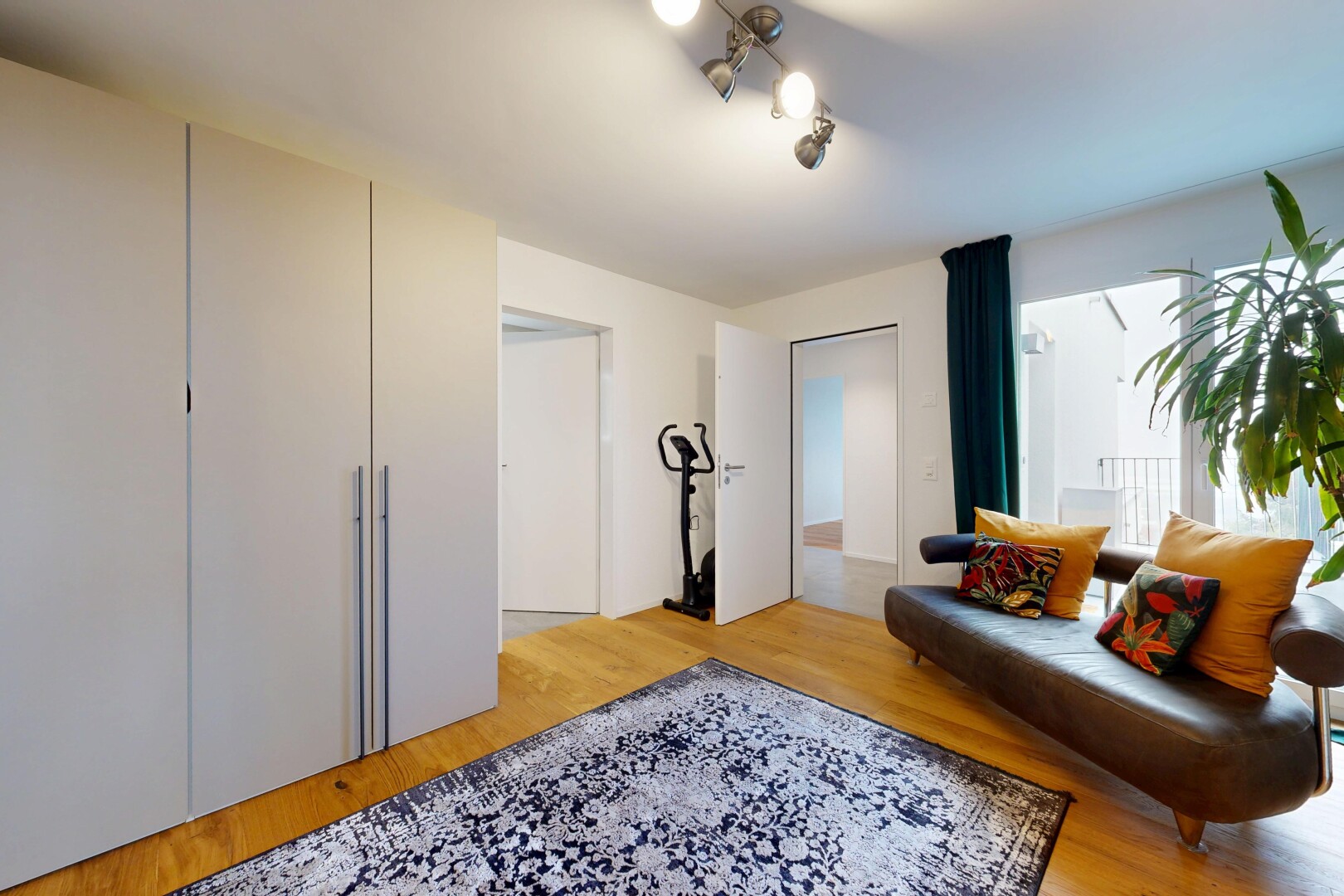 salon avec sol en finition bois, wood finish floor, inside property, cloison sèche, et drywall