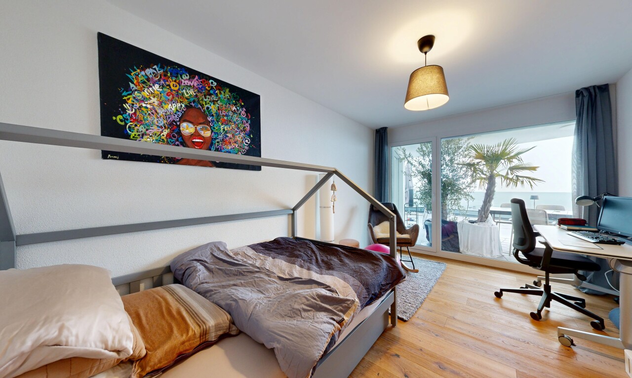 chambre avec sol en finition bois, wood finish floor, inside property, lumière naturelle, et natural light