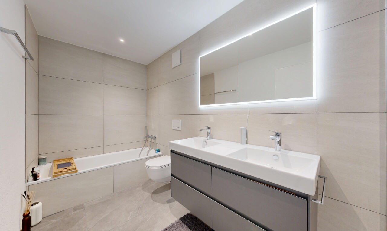 salle de bains avec mur en carrelage, tile wall, double vasque, salle de bain complète, et inside property