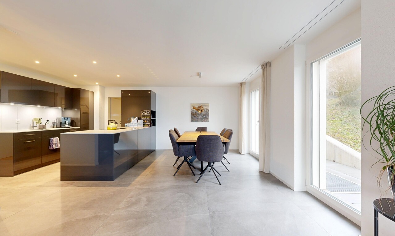 salle à manger avec inside property, cloison sèche, drywall, sol en béton, et concrete floor