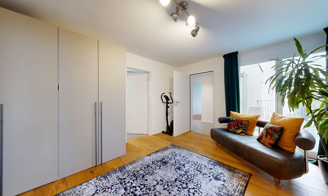 salon avec sol en finition bois, wood finish floor, inside property, cloison sèche, et drywall