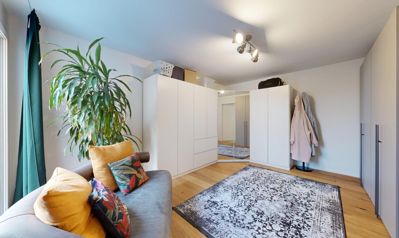 salon avec sol en finition bois, wood finish floor, inside property, cloison sèche, et drywall