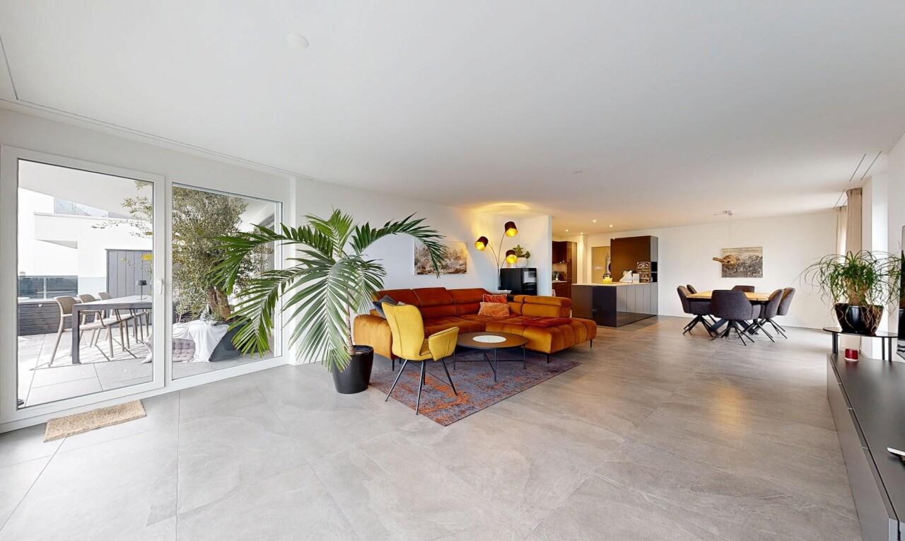 salon / salle à manger avec lumière naturelle, natural light, sol en béton, concrete floor, et cloison sèche