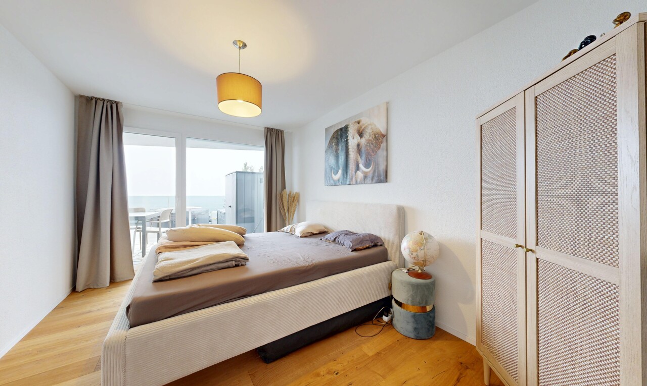 chambre avec sol en finition bois, wood finish floor, lumière naturelle, natural light, et cloison sèche