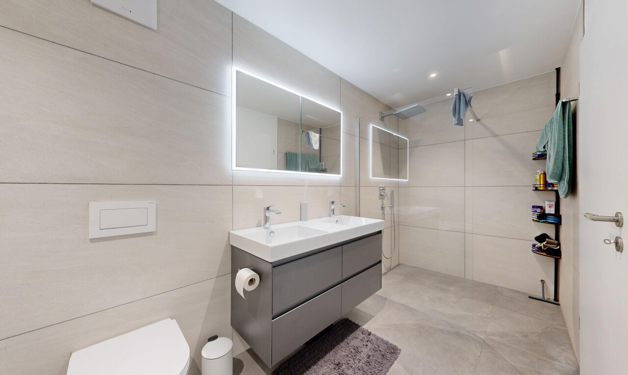 salle de bains avec double vasque, salle de bain complète, douche, mur en carrelage, et tile wall