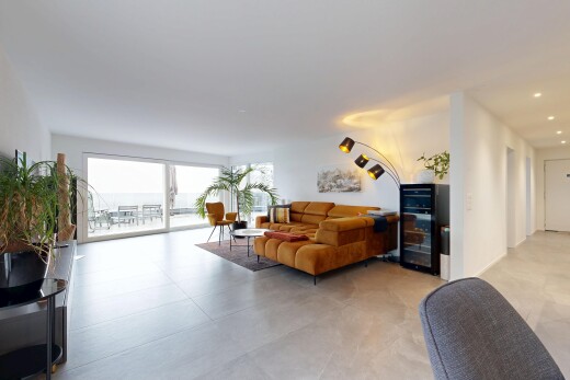 wohnzimmer mit inside property, natürliches licht, natural light, concrete tile, und gipskartonwand