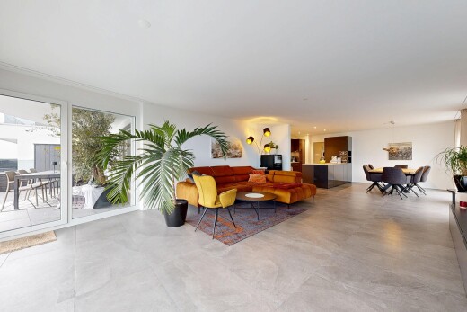 wohn- / esszimmer mit natürliches licht, natural light, betonboden, concrete floor, und gipskartonwand