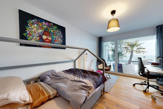 zimmer / schlafzimmer mit holzfußboden, wood finish floor, inside property, natürliches licht, und natural light