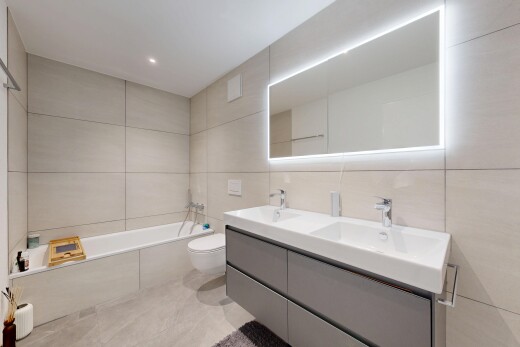 bad mit fliesenwand, tile wall, doppelwaschtisch, komplettes badezimmer, und inside property