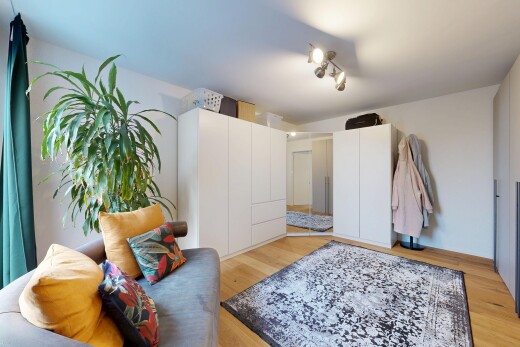 salon avec sol en finition bois, wood finish floor, inside property, cloison sèche, et drywall