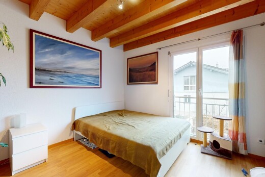 zimmer / schlafzimmer mit natürliches licht, natural light, balkendecke, beamed ceiling, und außenzugang