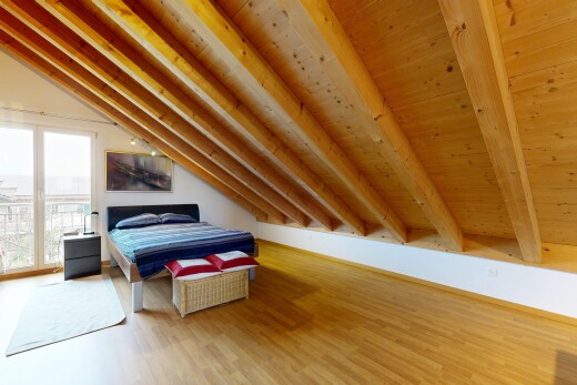 zimmer / schlafzimmer mit inside property, natürliches licht, natural light, holzfußboden, und wood finish floor